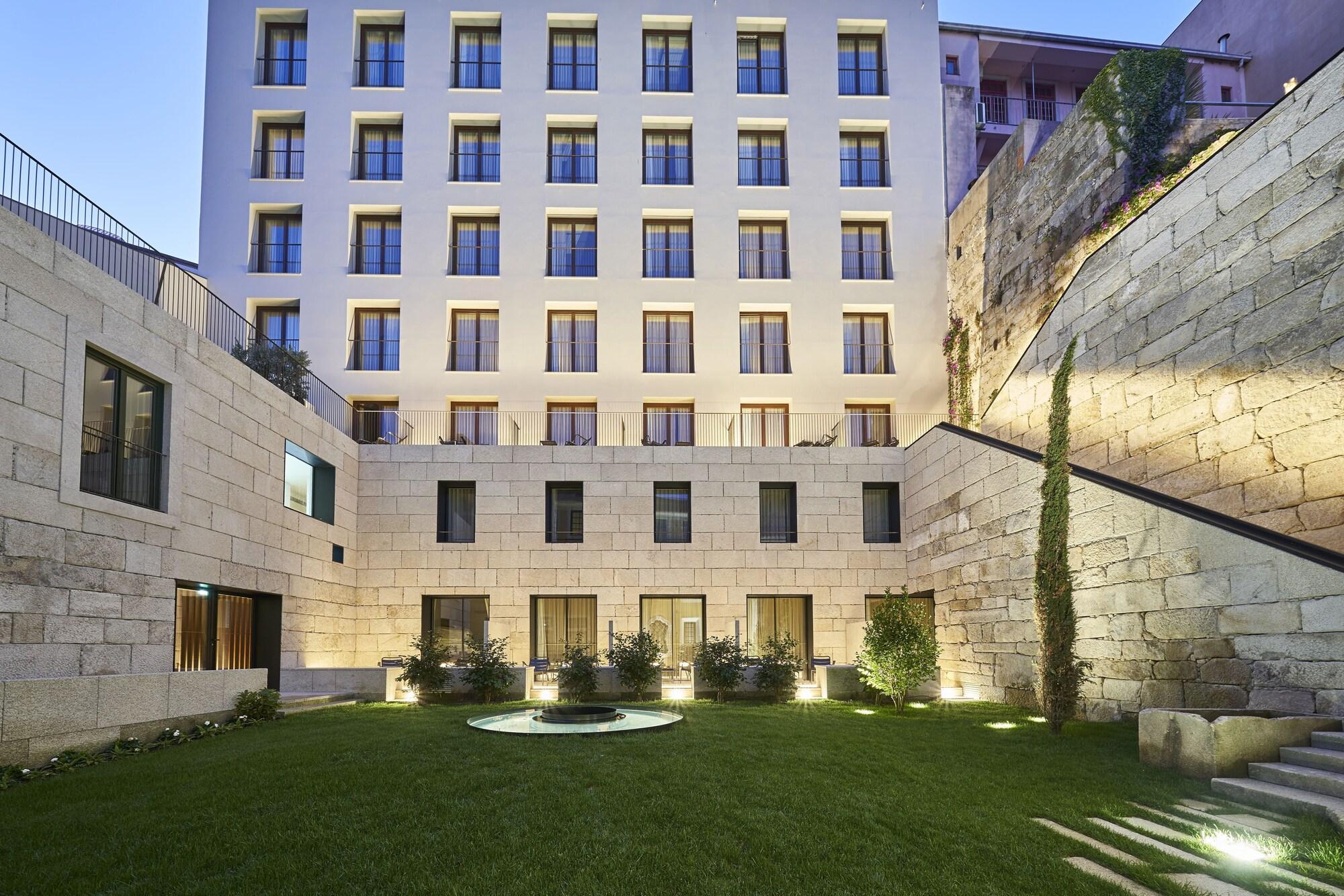 Portobay Flores Zewnętrze zdjęcie The hotel's courtyard